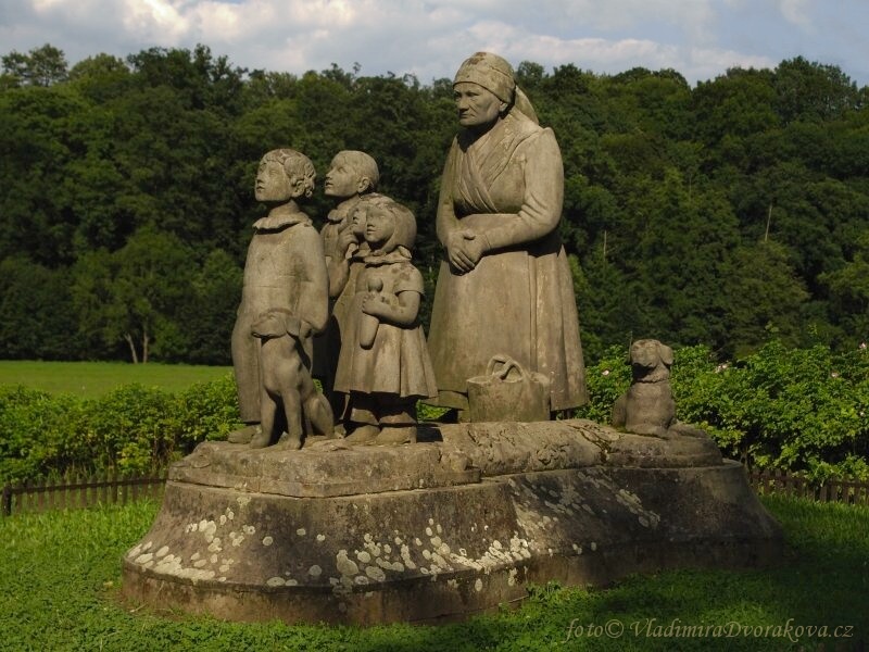 Babiččino údolí - pomník Babička s dětmi (2)