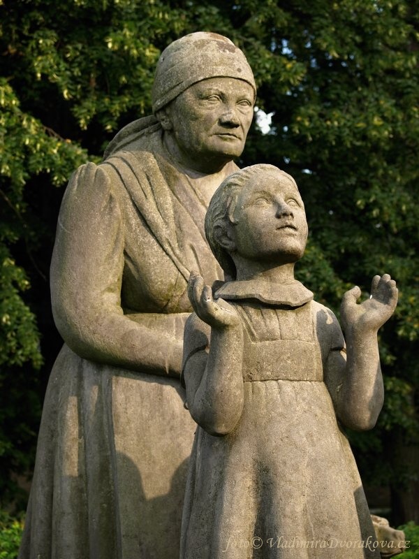 Babiččino údolí - pomník Babička s dětmi (3)