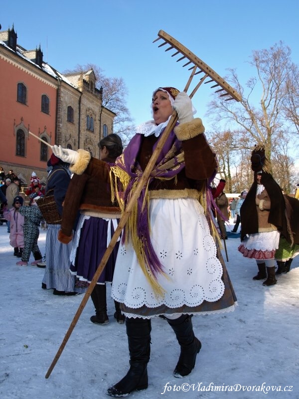 Masopust 2013 na Sychrově - folklorní soubor Horačky (1)